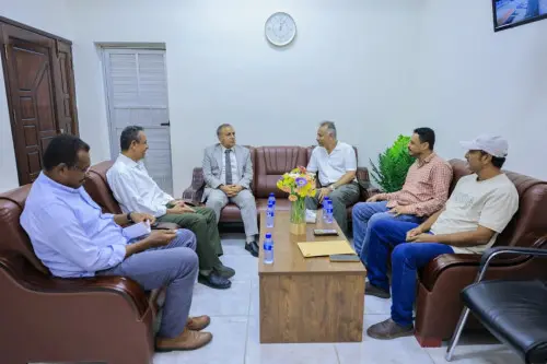 الجاوي يلتقي رئيس جامعة عدن لبحث عدد من الجوانب ال...