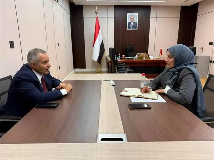 وزيرة الشؤون القانونية تبحث مع وزير الشؤون الاجتما...