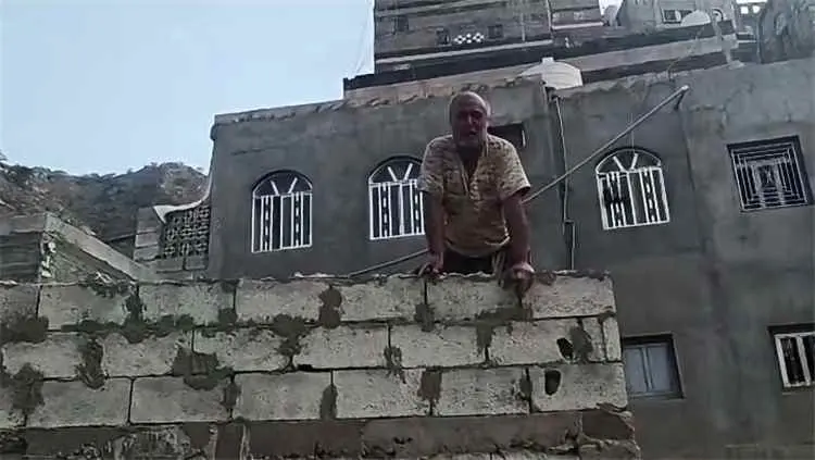 مواطن بيافع سرار يهدم جزءاً من منزله طوعاً لفتح مس...