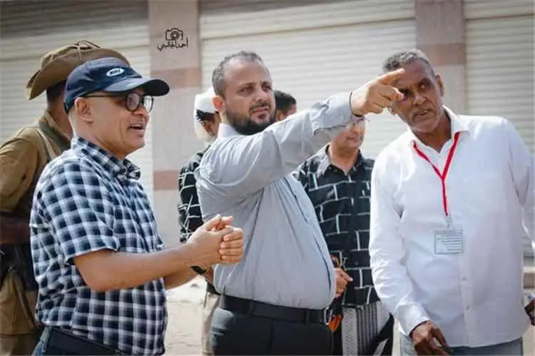 اليزيدي يدشن أعمال سفلتة طريق الثلاثين الممتد من ج...