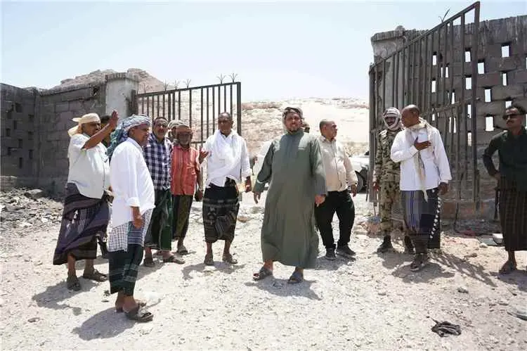 محافظ سقطرى يطلع على احتياجات توسعة مكب النفايات ب...