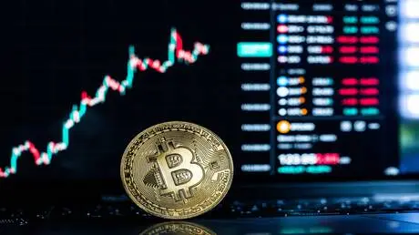 سعر عملة بيتكوين يصل إلى 70 ألف دولار لأول مرة منذ...