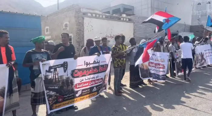 وقفة احتجاجية أمام ميناء المكلا رفضاً لتدهور الأوض...