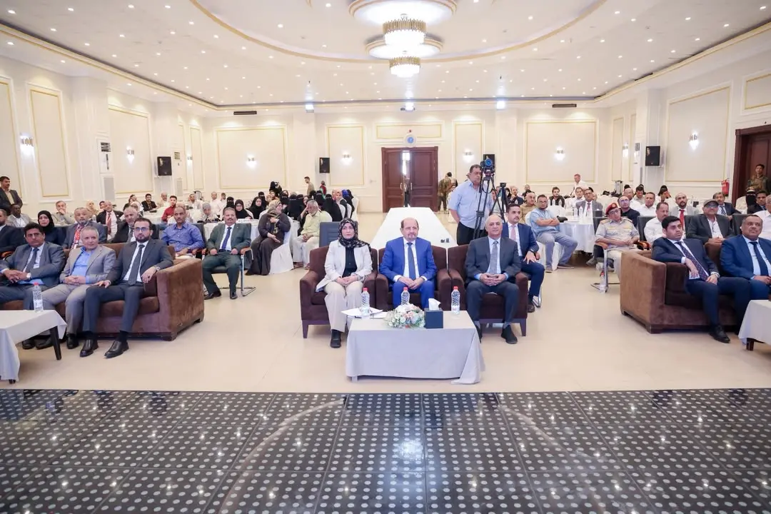رئيس الوزراء يدشن في عدن إعادة إصدار الجريدة الرسم...