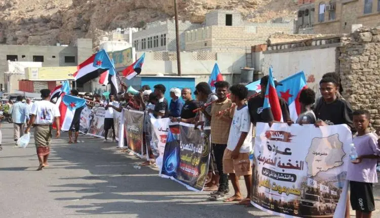 انتقالي حضرموت ينظم وقفة احتجاجية أمام بوابة ميناء...