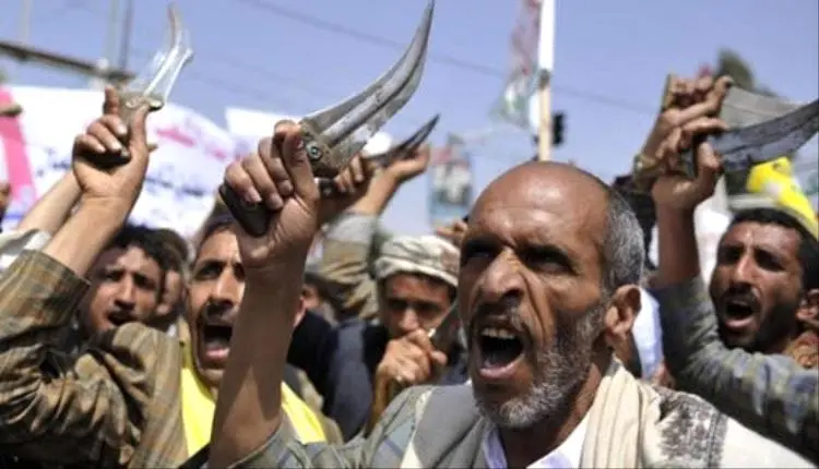 الحوثي يبتز موظفي صنعاء بنصف الراتب ويهددهم بالخصم...