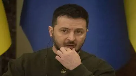 "فاينانشال تايمز": زيلينسكي يطلب موافقة أمريكية لا...
