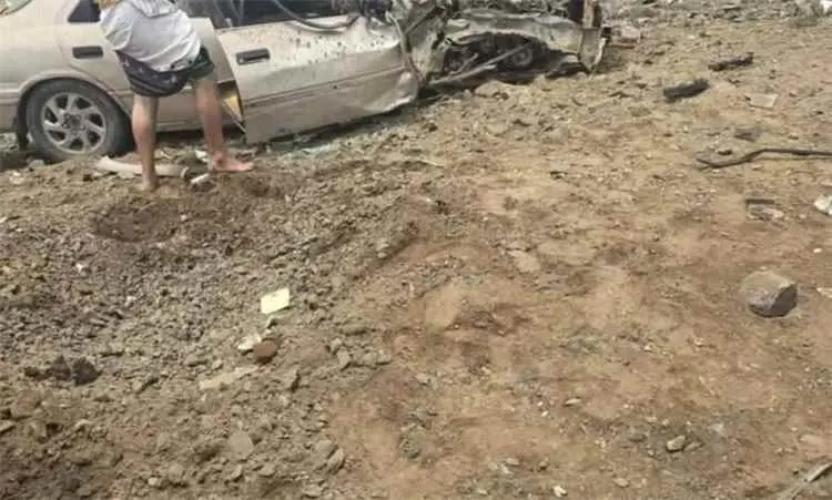 نجاة 3 مدنيين من انفجار لغم حوثي دمّر سيارتهم