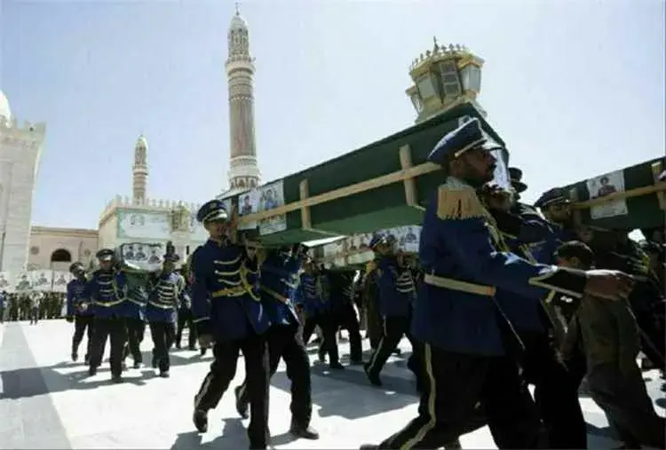 تشييع 19 عنصراً حوثيا بينهم قيادات عسكرية بارزة