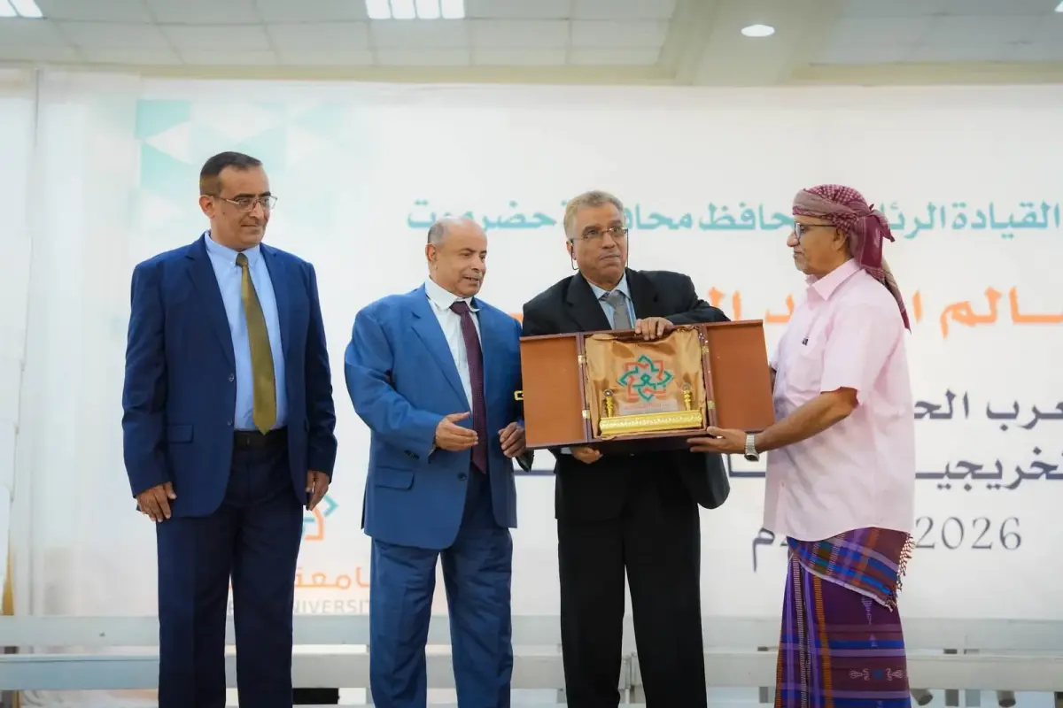 عضو مجلس القيادة محافظ حضرموت يشهد حفل تخرج 190 طا...