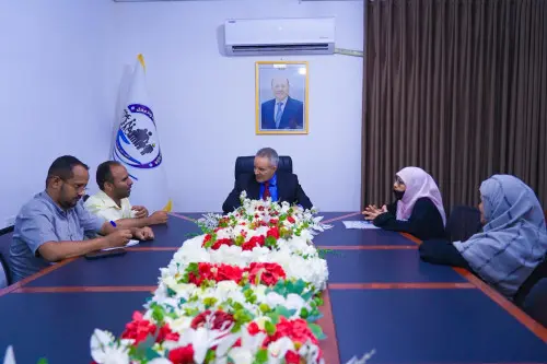 الوزير اليافعي يناقش أوضاع مركز النور ويؤكد اعتماد...