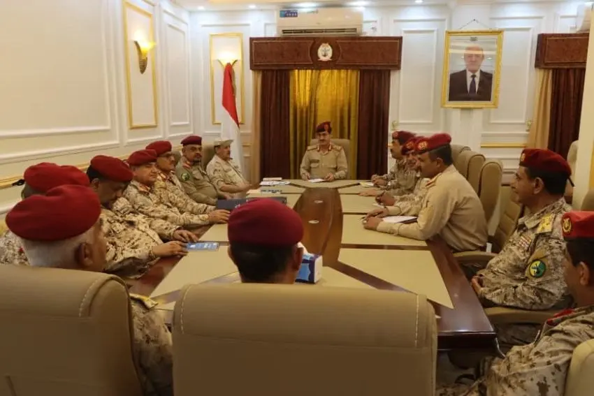 بعد 3 أيام من النوم .. وزير الدفاع يترأس اجتماعا ع...