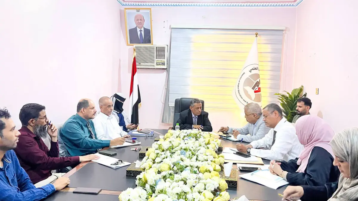 وزير التعليم العالي يترأس اجتماعاً بقطاع الشؤون ال...