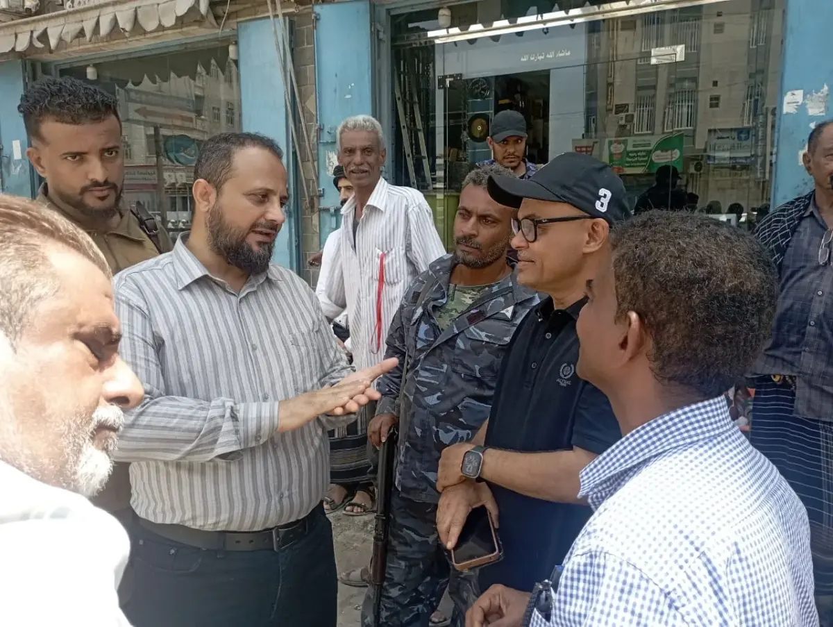 اليزيدي يشرف ميدانيا على حملة واسعة للنظافة وإزالة...