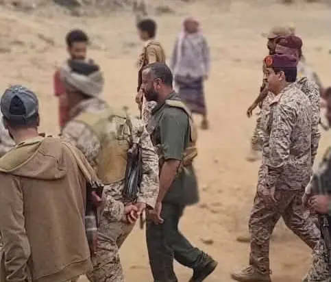 وزير الدفاع يتفقد جبهات الضالع ويشيد ببطولات القوا...