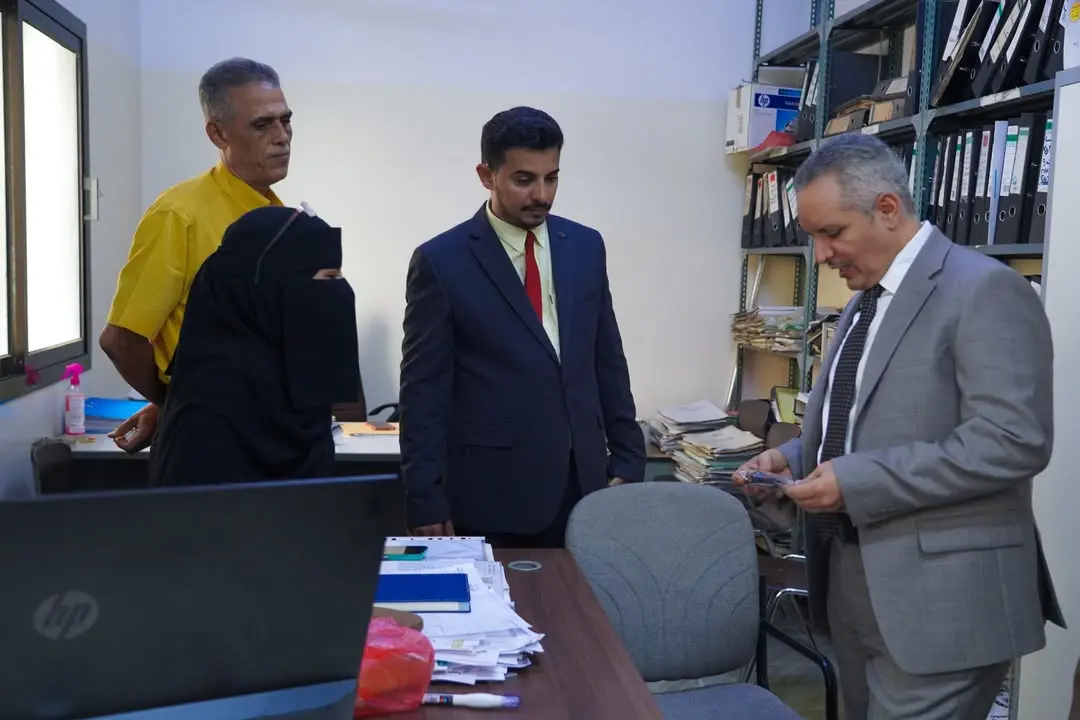 الوزير اليافعي يتفقد مستوى الأداء الإداري والخدمي...