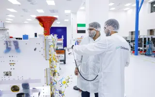 بمليار دولار.. الإمارات تقود مشروعاً لتطوير 50 قمر...