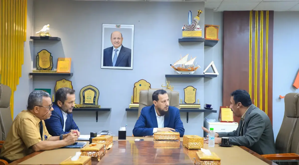 المحافظ شيخ يناقش مع وكيل أول هيئة الأراضي أوضاع أ...