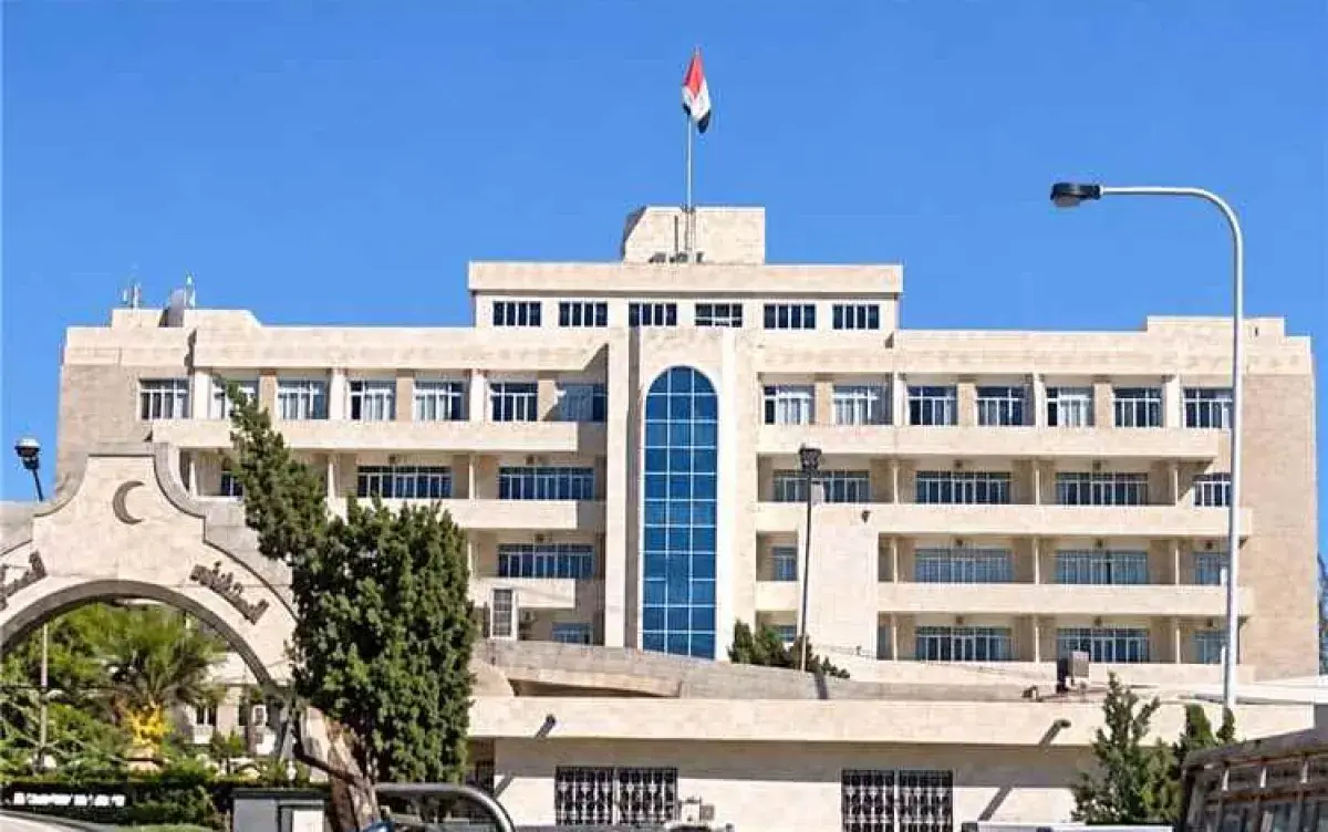 قيادات حوثية وخبير إيراني يصلون إلى المستشفى العسك...