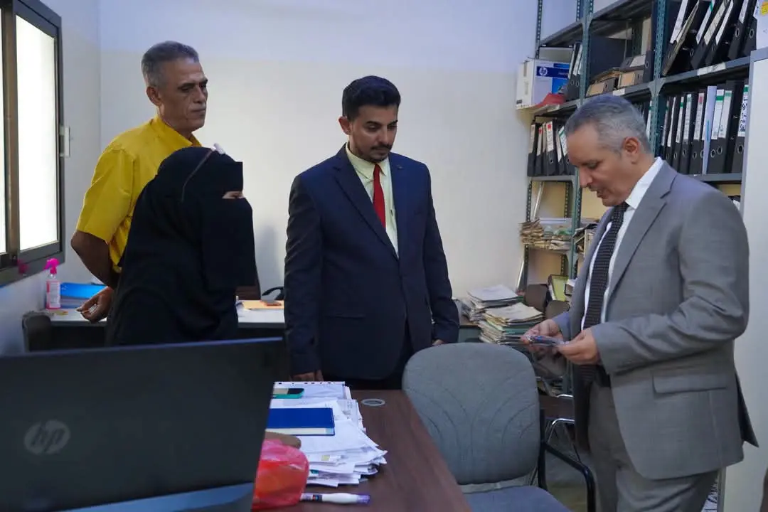 الوزير اليافعي يتفقد مستوى الأداء الإداري والخدمي...