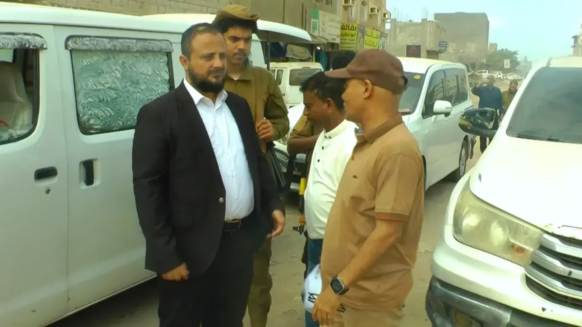 اليزيدي يطلق حملة حازمة لإزالة البناء العشوائي والعوائق وفتح وتسوية طريق محطة الوالي – مسجد عمر بن عبدالعزيز