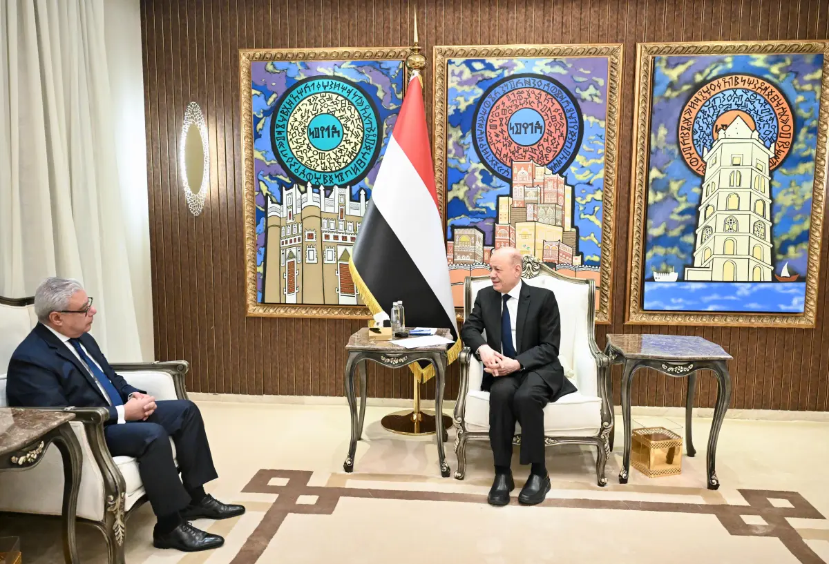 رئيس مجلس القيادة يشيد بالموقف المصري إلى جانب الش...