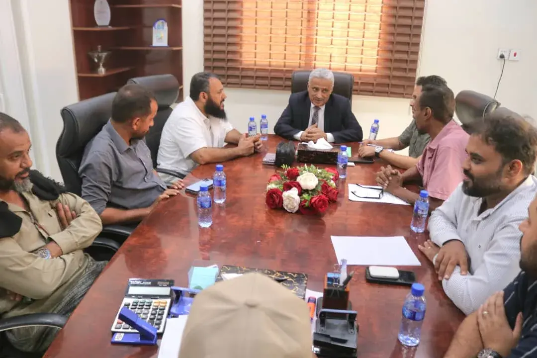 رئيس صندوق صيانة الطرق يناقش مع مدير عام التواهي ا...
