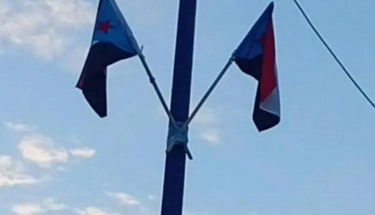 ثوار شباب حضرموت يرفعون أعلام الجنوب العربي وصور ا...