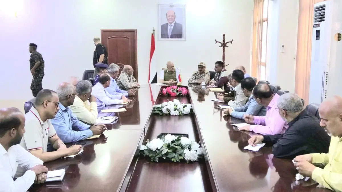 محافظ تعز يترأس اجتماعاً للجنة الطوارئ ويدعو أبناء المحافظة للنفير العام ودعم الجبهات