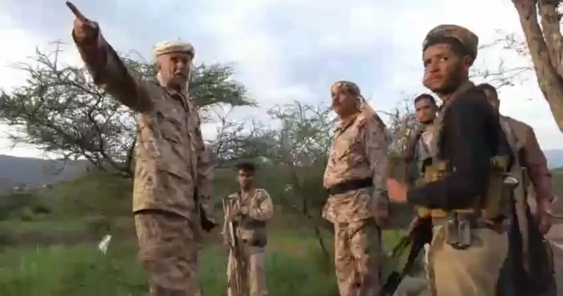 عضو اللجنة العسكرية العليا يتفقد الخطوط الأمامية ف...