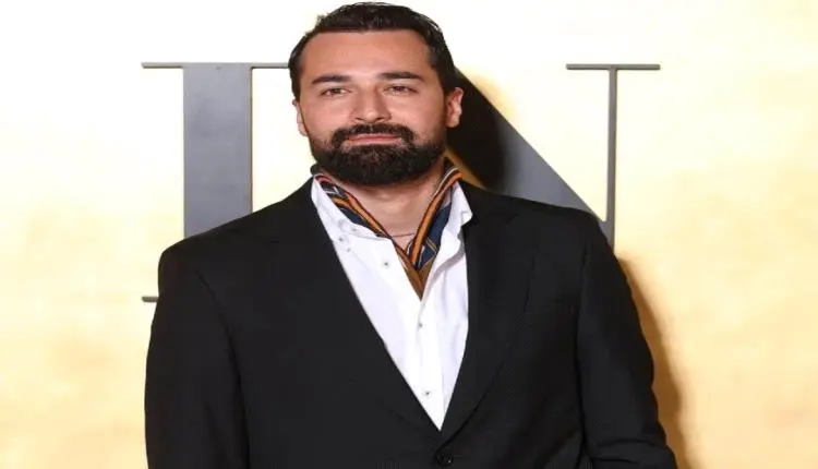 معجبة تلاحق أحمد حاتم وتعيد مواقف مرعبة أحرجت الفن...