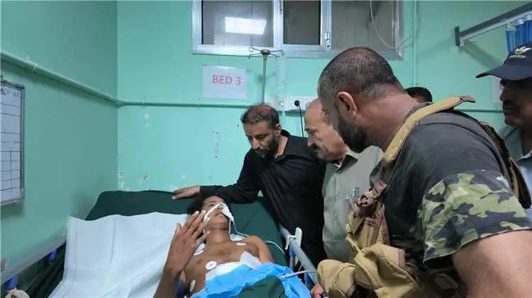 محافظ الضالع يتفقد جريح اعتداء استهدف أبناء الأزار...