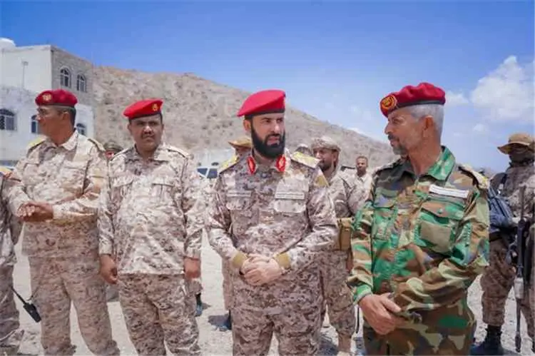 محافظ أبين خلال تفقده جبهة ثرة وأمحلحل واللواء 255...
