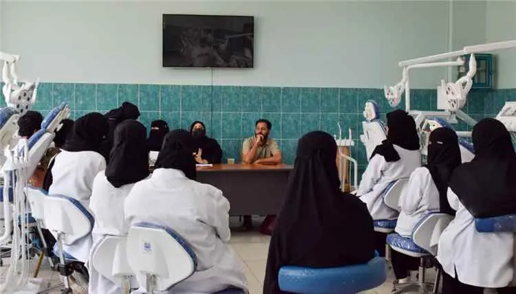 وسط التزام طلابي متميز.. كلية طب الأسنان بجامعة عدن تدشّن عامها الدراسي الجديد