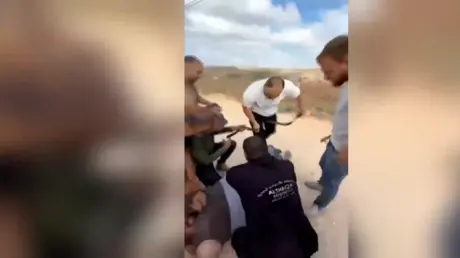 لحظة إصابة أحد الفلسطينيين في الركبة برصاص القوات...