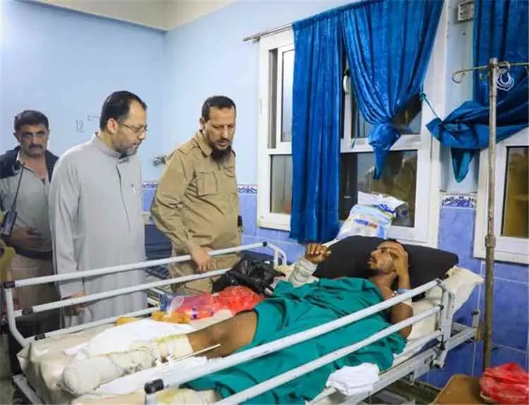 شيخ والكاف يتفقدان جرحى التصعيد الحوثي بمستشفى الج...