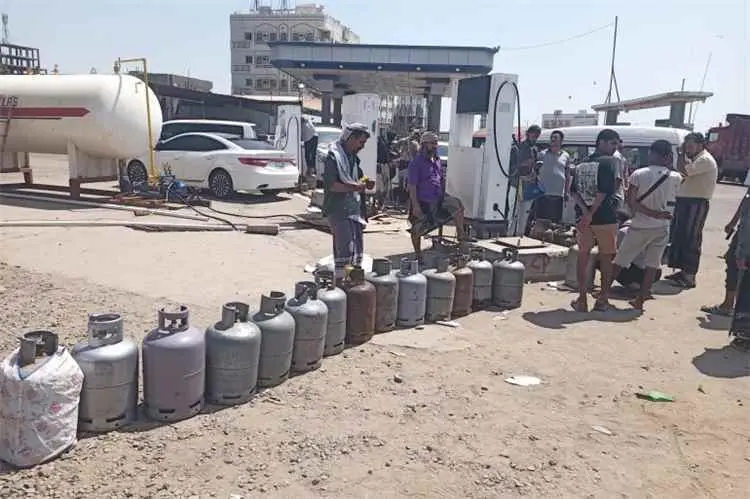توزيع 9,200 أسطوانة غاز منزلي على مديريات عدن الأحد