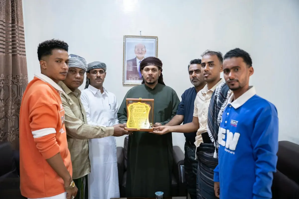 طلاب جزيرة عبدالكوري يكرّمون المحافظ الثقلي تقديرا...