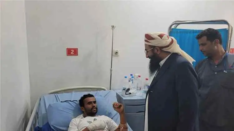وزير الأوقاف والإرشاد يتفقد أوضاع جرحى موظفي الوزا...