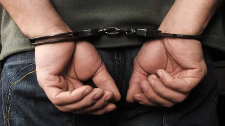 مصر.. ضبط متهم بسرقة نصف مليون جنيه من سيارة مذيع...