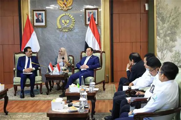 سفير اليمن يبحث مع الجامعة الإسلامية العالمية الأن...
