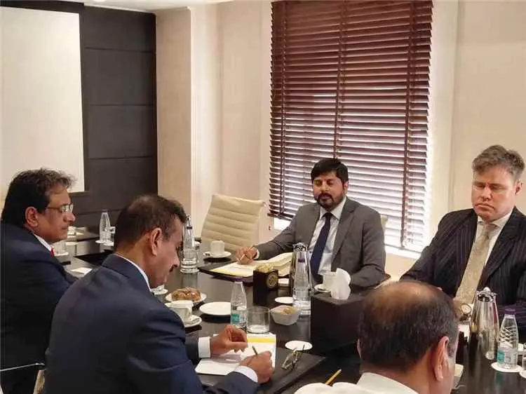 المحافظ بن الوزير يبحث مع القائم بأعمال السفير الأ...