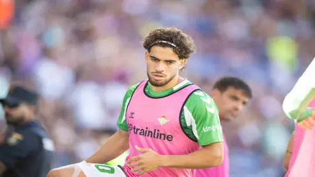 بسبب قميص.. الزلزولي في قلب الجدل المغربي