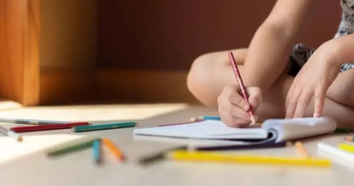 دراسة: مزيج الكلام والإيماءات يعزز تعلم الأطفال