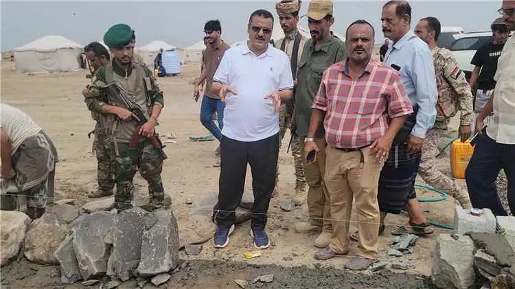 مدير البريقة يطلع على أوضاع النازحين ويدعو المنظمات مساندة جهود قيادة السلطة المحلية بعدن التخفيف من معاناة الأسر النازحة