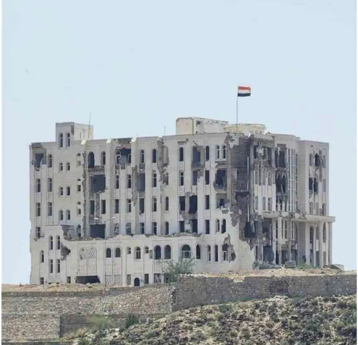 تعز .. قذيفة حوثية تستهدف المجمع القضائي في جبل جر...