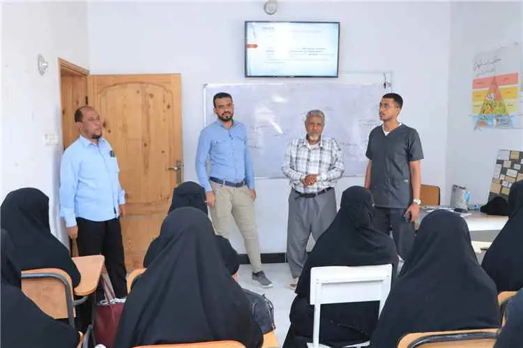 مدير مكتب الصحة بالشحر يبحث تعزيز الشراكة مع المعه...
