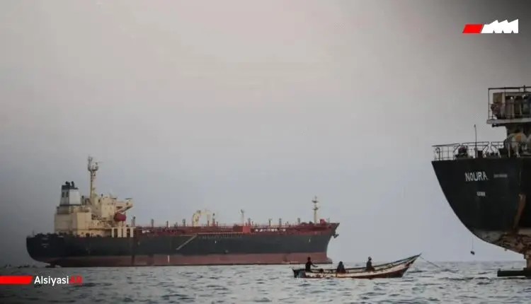 الحوثي يحفر خنادق ويلغم الممر البحري الدولي في باب...