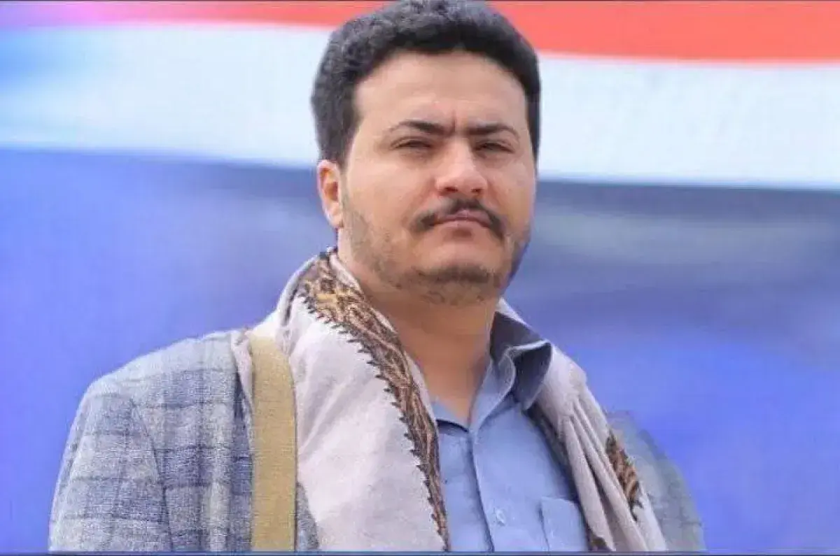 شيخ قبلي يعلن ولاءه لطارق صالح ويشيد بإنجازاته، مع...