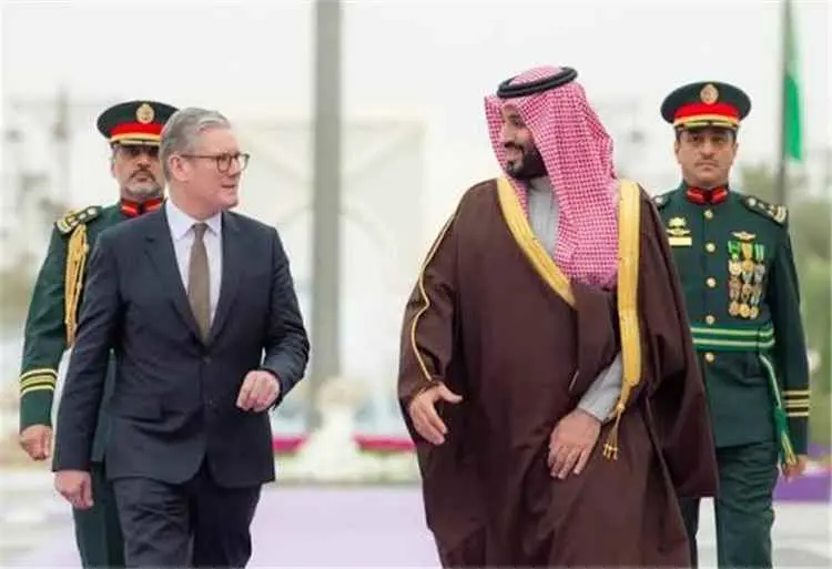 بلومبرغ: بريطانيا تدرس دعم السعودية عسكريًا في مواجهة الحوثيين باليمن